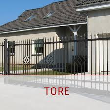 Mit einem begehbaren kleiderschrank (bestehend aus schiebetüren und innenschranksystem). Hoftore Aus Polen Polnische Tore Doppelflugeltor Polen Gartentore Hoftore Metall Preise Mit Montage Stop Kunstschmiede