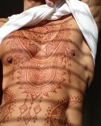 A little henna placed right between the shoulderblades. Menna Trend Sees Men Wearing Intricate Henna Tattoos Bored Panda