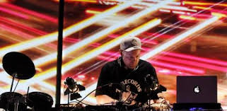 ¡con estas canciones vas a poder organizar tu playlist para que tu fiesta tenga los ritmos latinos más populares! Nochevieja 2017 Las 100 Canciones Que No Pueden Faltar En Tu Fiesta De Fin De Ano