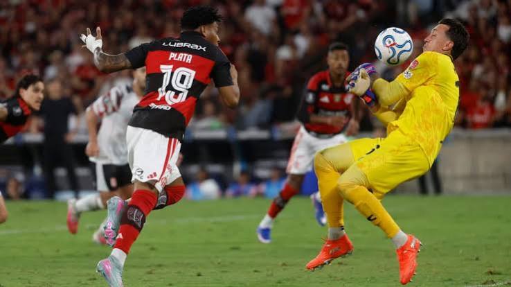 Muslera: de vil&atilde;o na Copa a her&oacute;i do Estudiantes no Maracan&atilde;