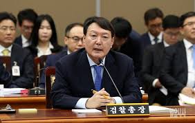 윤석열 검찰총장에 대한 감찰 절차를 진행해온 법무부가 윤 총장에 대한 징계를 청구하고 직무집행을 정지한다고 전격 발표했습니다. 4 15 ì´í›„ ë²¼ëž' ë ìœ¤ì„ì—´ ê²€ì°°ì´ìž¥ì˜ ìš´ëª…