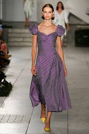 Desde complementos maravillosos como sus bolsos hasta prendas preciosas como lo son sus vestidos y blusas. Carolina Herrera Spring 2018 Ready To Wear Collection Vogue