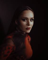 💚 𝕰𝖒𝖊𝖗𝖆𝖑𝖉 𝕮𝖑𝖔𝖚𝖉 🧡 . Portrait of @emeraldxcloud for  #reimaginemay day 28: make up. We had such a fun couple of hours shooting  this in Claudia's living room at the end of