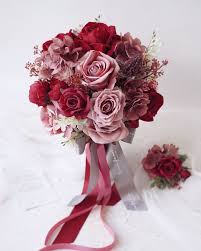 lemongrass wedding on instagram 絕對是復古色 復古色 復古色 特別要強調 因為這個是很強烈豆沙色色彩元素的花球 襯上暗紅 拍照非常好看 實物是暗啞顏色 絕對不鮮豔哦 如果你喜歡清新感覺 就不要選它哦 如果你喜 floral wreath red wedding floral