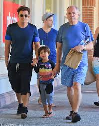 Flynn christopher bloom is the son of the english actor orlando bloom and miranda kerr. Orlando Bloom Enjoys Sunny Day Out With His Son Flynn And Dad Harry Daily Mail Online