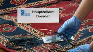 Teppichversand24 bietet viele designerteppiche, kinderteppiche,markenteppiche,orientteppiche,gabbeh teppiche und velourteppiche in vielen. Zoll Findet 45 Kilo Heroin In Teppichen Panorama