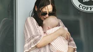 She grew up in berkeley vale, new south wales before moving to sydney with her family. Erste Paparazzi Fotos Natalie Imbruglia Mit Baby Unterwegs Promiflash De