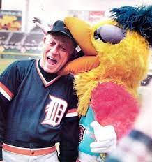 Sparky Anderson Meets The San Diego Chicken Before Game 1 Of The 1984 World Series Sparky Anderson Detroit Tigers Baseball Baseball Mascots