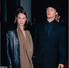 Wie gala.de in berufung auf die „us weekly. Brad Pitt Und Freundin Claire Forlani Warum Sieht Brad Pitt Immer So Aus Wie Die Frau Die Er Gerade Datet Brad Pitt Claire Forlani 90er Frisuren