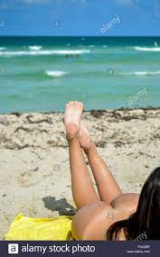 ein nacktes Mädchen ist in einem Ferienpark nackt Sonnenbaden  Stockfotografie - Alamy
