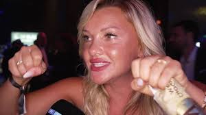 Evelyn Burdecki: Kein Botox! Mit diesem verrückten Trick kämpft sie gegen  Falten