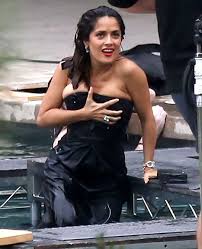 19 Celebrity Wardrobe Malfunctions That Are Simply Inexcusable Tomorrowoman Salma Hayek Pictures Salma Hayek Photos Salma Hayek