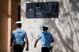 Crianças francesas de 4 e 5 anos são encontradas sozinhas em estrada de Portugal; mãe e padrasto são presos