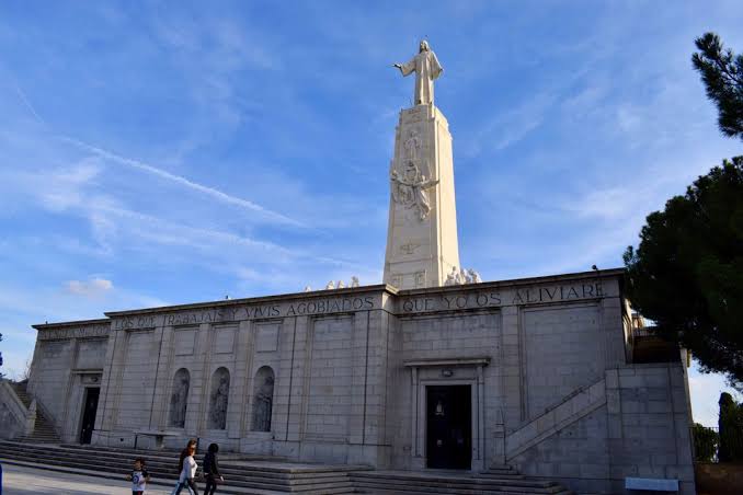 EL SAGRADO CORAZÓN: UN PUENTE ENTRE FRANCIA Y ESPAÑA - F.N. Francisco Franco
