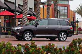 Estimated mileage is 20 mpg city and 27 mpg. Kbb Says The 2012 Highlander Is One Of The Best Used Midsize Suvs Under 15 000
