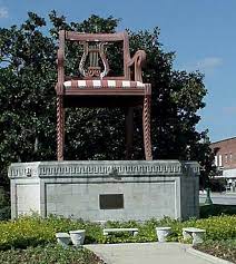 the big chair greets visitors to thomasville nc home of thomasville furniture north carolina homes north carolina pretty places