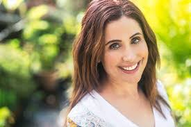 Kate Lisa's Instagram, Twitter & Facebook