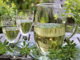 Waldmeister Rezepte Und Warum Wir Diese Pflanze So Sehr Lieben Waldmeister Bowle Getranke