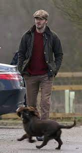 Www Vagabond Dogs Com One Man And His Dog David Beckham Dons His Best Tweed Flat Combinar Ropa Hombre Combinacion De Ropa Hombre Estilos De Ropa Para Hombre