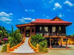 Rumah tradisional melayu yang asli di melaka dikenali sebagai rumah melaka, dan bentuk bumbungnya yang panjang. Traditional Malay House Rumah Tradisional Melayu Asian House House On Stilts Thai House