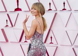 The actress is dating henry aitken, her starsign is cancer and she is now 31 years of age. Margot Robbie S Chanel Dress At The 2021 Oscars Popsugar Fashion