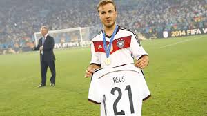 Der Verletzte Nationalspieler Marco Reus Bedankt Sich Bei Seinem Freund Und Weltmeister Mario Gotze Marco Reus Gotze Mario