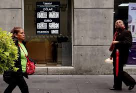 Peso cede y cotiza a 16.96 por dólar; hay cautela en los mercados, pero la tecnología da ánimos