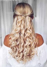 Everyone loves bouncy natural curly hair, but only those who have it deal with the struggle behind the perfect locks. 51 Chic Long Curly Hairstyles How To Style Curly Hair Glowsly