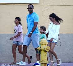 Lindsey vonn has apparently settled comfortably into the maternal role as golfer tiger woods' girlfriend. Tiger Woods Out With Kids In Miami Amid Custody Rumors Daily Mail Online