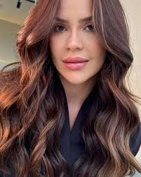 A cor do mocha mousse é um tom rico e elegante, geralmente um marrom médio  com reflexos profundos de chocolate, levemente dourado dependendo da luz,  devido à mistura do chocolate meio amargo