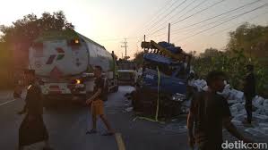 Jangan lupa like subscribe & share ke teman teman anda. Ngantuk Sopir Truk Mitsubishi Hajar Truk Hino Di Bojonegoro Madiunpos Com News Madiunpos Com