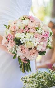 Der hochzeitsstrauß aus bunten astern und rosen. Die Schonsten Brautstrauss Inspirationen In Vielen Farben Hochzeitskiste