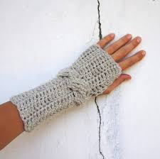 I love that this is both simple and elegant. 15 Crocheted Fingerless Mitten Patterns For Fall And Beyond