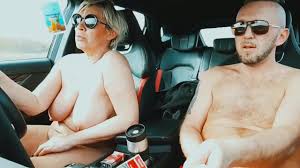 On roule nu dans une voiture avec notre belle-mère. 🥰🥰🥰🥰😍😍😍