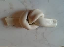 Schiacciare una pallina di pasta e mettervi al centro un po' di ripieno, poi arrotolare e dare alla pasta la forma di una s rovesciata. Uccelletti Di Sant Antonio