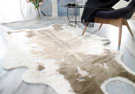 Das fell kann man auf niedrigster stufe saugen um staub und schmutz zu entfernen. Kuhfell Teppich Kaufen Hellbraun Aus Kunstfell Zum Top Preis Wolldecken Shop