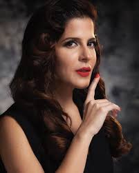 Comenzando este 2022 sencilla pero costosa 🌟🌟🌟 Y para lograr este  resultado he contado con: Un estupendo fotógrafo: @alfonsozapata Un  maravilloso estilista: @reybeautyart Y un cuidado constante de la piel.  Tengo dos