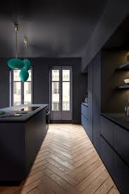 Une Cuisine Bleue Tel Un Cocon Elegant Dans Un Ecrin Haussmannien Cuisine Design Moderne Rangement Cuisine Cuisines Design