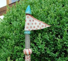Keramik garten windspiel mit treibholz garten deko von gedemuck auf dawanda.com. Keramik Stele Blumchen Rot Von Kunst Und Keramik Auf Dawanda Com Keramik Assemblage Kunst Und Kunst