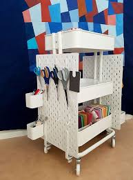 Ikea Hack So Erstellen Sie Eine Mobile Pegboard Speichereinheit Aus Dem Raskog Wagen Und Dem Skadis Pegboard Samantha Fashion Life In 2020 Ikea Hack Aufbewahrung Ikea Raskog Nahzimmer Organisation