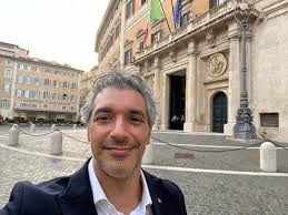 Soldi a ex sindaco di Avola per segreteria politica, pm apre inchiesta