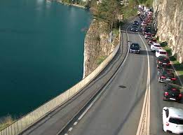 Forty miles from zurich in the heart of central switzerland, the axenstrasse is a historic motorway that's so achingly scenic it might even cure your vertigo. Axenstrasse Stau Verkehrsprognose Astra Tir Transnews Tir Transnews