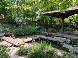 Pflanzen, steine, wasserfälle und bauwerke orientieren sich an. Japanischer Garten Park Outdooractive Com