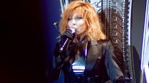 À bercy in 2006, which took place at the bercy. Video Fabuleux Dantesque Unique Le Grand Show De Queen Mylene Farmer A Mis Ses Premiers Spectateurs A Genoux Lci