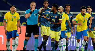 El réferi argentino néstor pitana (c) está en el ojo del huracán por su actuación en el partido brasil vs. Yeioohyiqspqum