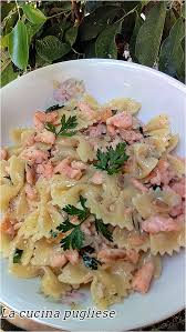 In questa versione di pasta al salmone è presente la panna ma è possibile. Farfalle Al Salmone La Cucina Pugliese Cucina Tipica Pugliese E Non Solo