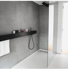 Det er imidlertid ikke den eneste muligheten du har dersom du vil fornye badet uten å strippe veggene for eksisterende fliser og ødelegge membranen. Mikrosement I Staden For Fliser Sja Kor Stilrent Vurderer Dette I Vatrom Og Gang Bildeinspo Fra Decodesignas Fl Fliser Interior Bad Sma Baderom