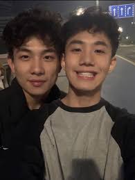 زوجان وسيمان