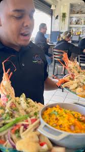 🦞 ¡Las mejores langostas te esperan! 🦞 Deliciosas, frescas y preparadas  al momento para que disfrutes cada bocado. 😋✨ Ven con toda la familia y  vive una experiencia de sabor inigualable. ¡Te ...