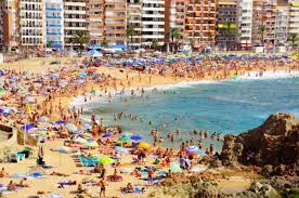 Ubicado junto al mar mediterráneo, en la costa brava, su población asciende a 38 373 habitantes. Lloret De Mar Ein Unvergesslicher Party Urlaub